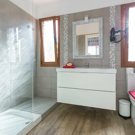 Дом отдыха Bella Lucia 3. Piscina Climatizada, Wifi, Bbq. Коральео